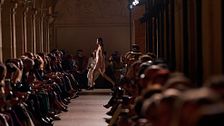 Paris Fashion Week SS26: la sfilata di Victoria Beckham diventa un affare di famiglia  