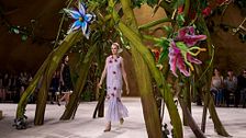 Nel giardino incantato della sfilata Chanel Haute Couture Autunno/Inverno 26-27