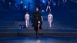 Laila Hasanovic, il look teatrale per lo show di Achille Lauro 