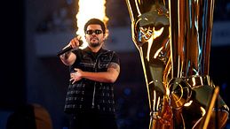 The Weeknd a Milano: da Bella Hadid a Selena Gomez, lo stile delle donne della sua vita