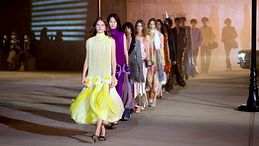 Dior Cruise 2027 a Los Angeles, la sfilata di Jonathan Anderson celebra il legame con il cinema