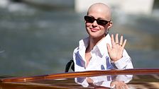 Natalia Paragoni al Festival di Venezia si mostra senza capelli