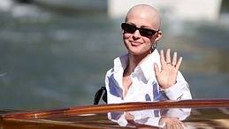 Natalia Paragoni al Festival di Venezia si mostra senza capelli