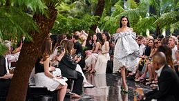 La sfilata Dior Haute Couture AI 2027 scrive una nuova “grammatica delle forme”