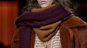 Sciarpe, foulard e cache-col, ecco gli accessori caldi per l’autunno che dettano tendenza dalle passerelle