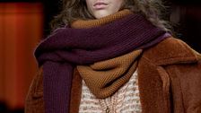 Sciarpe, foulard e cache-col, ecco gli accessori caldi per l’autunno che dettano tendenza dalle passerelle