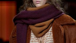 Sciarpe, foulard e cache-col, ecco gli accessori caldi per l’autunno che dettano tendenza dalle passerelle
