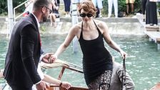 Venezia 82: Emma Stone incanta, George Clooney dà buca (per ora). Il secondo giorno al Lido tra star, risate e riflessioni