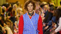 Il grembiule e lo stile da casalinga sono il new chic della moda Primavera Estate 2026? 