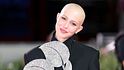 Natalia Paragoni al Festival di Venezia si mostra senza capelli