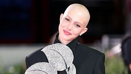 Natalia Paragoni al Festival di Venezia si mostra senza capelli