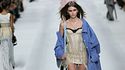 Vestiti sexy, corsetti e lingerie a vista, la moda dell’estate 2026 si fa sensuale