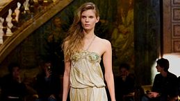 Milano Fashion Week SS26: Versace, la nuova collezione di Dario Vitale incanta Milano