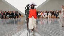 Paris Fashion Week SS26: Dior, il debutto surrealista di Jonathan Anderson