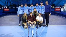 Jannik Sinner sul podio, il cane di Laila, Snoopy, in campo: la foto che apre la festa finale di una stagione perfetta