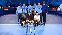 Jannik Sinner sul podio, il cane di Laila, Snoopy, in campo: la foto che apre la festa finale di una stagione perfetta