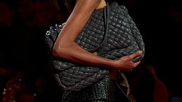Dalle passerelle al guardaroba, ecco i 5 modelli di borse che riscrivono le tendenze moda dell’Autunno 2026