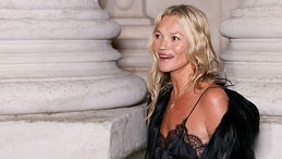 Naked dress, come indossare l'abito simbolo di seduzione secondo le star di Hollywood