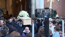 Strage di Crans-Montana, il dolore degli amici delle vittime italiane ai funerali