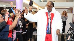 Snoop Dogg, la pelliccia stelle e strisce per le Olimpiadi è già un cult  