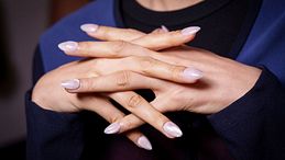 Unghie madreperla, come realizzarle in 4 passaggi  