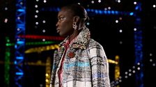 Come abbinare il tweed? Dal blazer alla gonna, ecco 6 look per indossarlo questo autunno