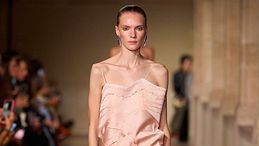 Come indossare la seta: guida ai look dell’Estate 2026, tra ispirazioni e idee shopping