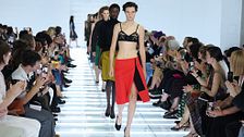 Via i pantaloni, ode alla gonna: così vestirà la donna Prada nella Primavera/Estate 2027