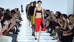 Via i pantaloni, ode alla gonna: così vestirà la donna Prada nella Primavera/Estate 2027