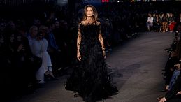 La sfilata Gucci Cruise 2026 celebra New York e porta in passerella un nuovo guardaroba essenziale