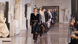 Come vestirsi per le cerimonie e le occasioni speciali di questa stagione? Le ispirazioni dalla sfilata Emé Occasionwear Autunno/Inverno 2026