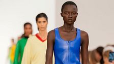 Paris Fashion Week SS26: Loewe, il debutto technicolor di Jack McCollough e Lazaro Hernandez