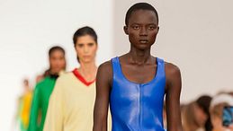 Paris Fashion Week SS26: Loewe, il debutto technicolor di Jack McCollough e Lazaro Hernandez