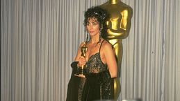 Cher, 80 anni da icona: il corpo, lo scandalo, il potere in 5 look 