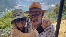 Teddy Reno ha compiuto 100 anni, il bacio di Rita Pavone