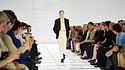 La sfilata Prada Primavera Estate 2027 decreta il ritorno definitivo dell’uomo skinny
