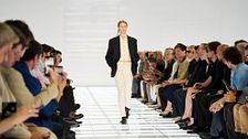 La sfilata Prada Primavera Estate 2027 decreta il ritorno definitivo dell’uomo skinny