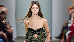 In costume animalier all day long: i modelli dell’estate 2026 e le idee per abbinarli da mattina a sera