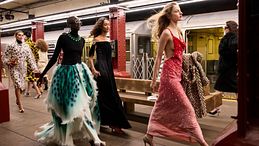 Chanel Métiers d’Art nella metropolitana di New York: Matthieu Blazy accende la nuova era della Maison