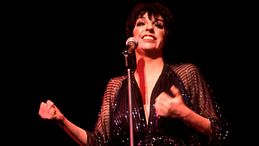 Liza Minnelli compie 80 anni, l’icona eterna del cabaret   
