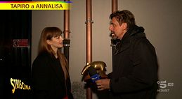 Annalisa riceve il suo primo Tapiro d'oro