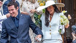 Dua Lipa e Callum Turner, nozze a sorpresa a Londra: il look Schiaparelli che cita Bianca Jagger