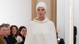 Dalla spiaggia alle serate chic, i caftani must-have di questa estate in 12 idee shopping