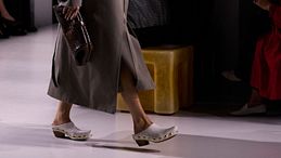 Clogs mania, come indossare gli zoccoli seguendo le tendenze dalle passerelle estive