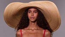 Tesa larga, bucket o visiera? I cappelli di paglia più cool per un’estate sempre all’ombra