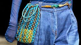 Borse a rete, dalle passerelle allo street style le fishnet bag sono il trend della moda estate 2026