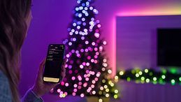 Luci e decorazioni di Natale tech: quando la tradizione scopre il Wi-Fi