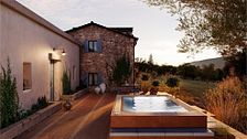 Arriva l’estate: ecco l'arredo giusto per ogni piscina 
