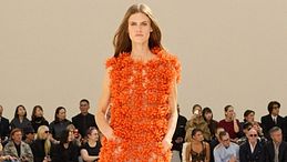 La sfilata Balenciaga Primavera/Estate 2027 rende quotidiana la meraviglia