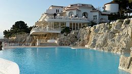 Il mito dell'Hotel du Cap-Eden-Roc: segreti, amori e scandali nel rifugio dorato del jet set a Cannes
